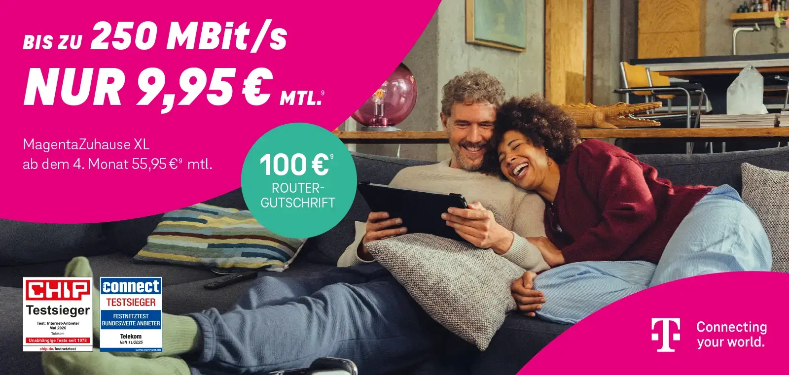 Paar entspannt auf Sofa mit Tablet, Telekom MagentaZuhause XL Internettarif Werbung